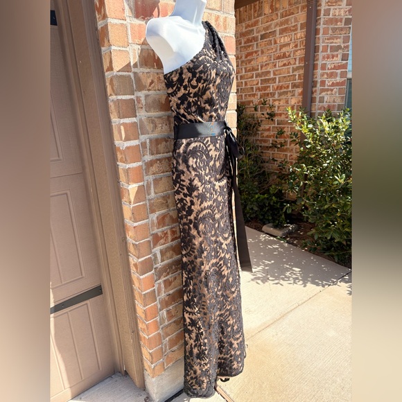 Tadashi Shoji black lace nude lined one shoulder floor length formal gown size 4 - Picture 5 of 11